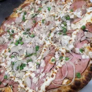 Tradicionais: 39.Forneiro - Pizza Grande (Ingredientes: Catupiry, Cebola, Ervilhas Frescas, Lombo Defumado, Molho Artesanal, Mussarela, Orégano, Palmito)