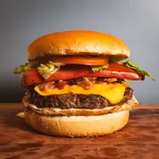 Brasília Burger: Brasília Burger - Burger (Ingredientes: PÃO, HAMBÚRGUER DE CARNE BOVINA 60g, OVO, BACON, SALSICHA, QUEIJO CHEDDAR, ALFACE, TOMATE, MAIONESE)