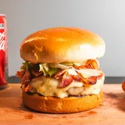 Versailles Burger: Versailles Burger - Burger (Ingredientes: PÃO BRIOCHE, HAMBÚRGUER BOVINO (200 g), QUEIJO MUSSARELA, BACON, CEBOLA CRISPY, ALFACE, TOMATE, MOLHO CHIPOTLE)