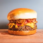 Burger: Maverick Burger - Burger (Ingredientes: PÃO BRIOCHE, HAMBÚRGUERBOVINO 200g, QUEIJO CHEDDAR, BACON, CEBOLA CARAMELIZADA, MOLHO CHIPOTLE)