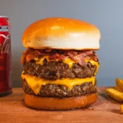 Burger: Landau Burger - Burger (Ingredientes: PÃO BRIOCHE, HAMBÚRGUER DUPLO BOVINO (180 g CADA), QUEIJO CHEDDAR, BACON, MOLHO MAIONESE GRILL)