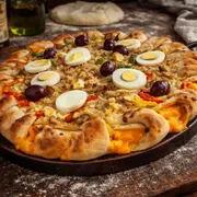 Pizzas Especiais: Bacalhau - Pizza Grande (Ingredientes: Azeitona Preta, Bacalhau, Molho Branco Artesanal, Mussarela, Ovos)