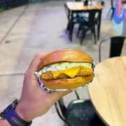 Burgers: Up Fish - Burger (Ingredientes: Hambúrguer de peixe 90g, Queijo Cheddar, Pão Brioche, Molho Tartaro)