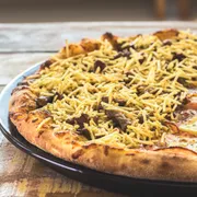 Carnes: Estrogonofe de Carne - Pizza Pequena (Ingredientes: Molho, Mussarela, Estrogonofe de alcatra, Batata palha)