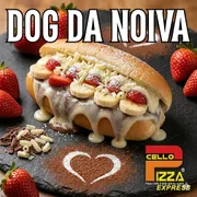 Hot Dog Doce: Dog da Noiva - Hot Dog Doce (Ingredientes: Banana, Chocolate Branco, Leite Condensado, Morango, Pão Hot Dog)