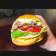 Burguers Tradicionais: Clássico - Sanduiches (Ingredientes: Blend fraldinha,  Mussarela,  Alface americana,  Tomate,  Cebola roxa,  Picles,  Acompanha Batata Frita Crocante e Maionese da Casa)