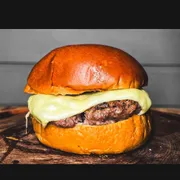 Burguers Tradicionais: Kids - Sanduiches (Ingredientes: Blend fraldinha,  Mussarela,  Acompanha Batata Frita Crocante e Maionese da Casa)