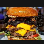 Burguers Premium: Cambirela - Sanduiches (Ingredientes: Blend fraldinha duplo,  Cheddar duplo, Cebola caramelizada,  Bacon,  Alface americana,  Tomate,  Onion rings,  Acompanha Batata Frita Crocante e Maionese da Casa)
