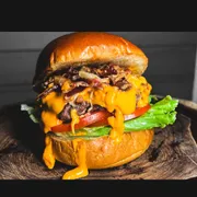 Burguers Premium: Manhattan - Sanduiches (Ingredientes: Blend fraldinha,  Cheddar,  Bacon,  Alface americana,  Tomate, Molho Cream Cheddar,  Acompanha Batata Frita Crocante e Maionese da Casa)