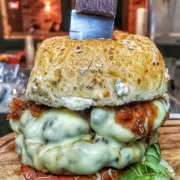 Burguers Premium: Paulistano - Sanduiches (Ingredientes: Blend fraldinha duplo,  Mussarela, Cebola caramelizada,  Alface americana,  Tomate,  Picles, Tomate seco,  Acompanha Batata Frita Crocante e Maionese da Casa)