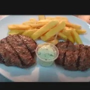 Aperitivos na Brasa: Burguer na Brasa - 2 Unidades de Hambúrguer (sem pão) servidos no prato. Acompanha batata frita e a famosa maionese da casa.