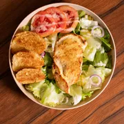 saladas: Salada frango - Salada Padrão (Ingredientes: Alface Americana, Folhas de Rucula, Rodelas de Tomate, Cebola Roxa, Picles, molho caesar, Torradinhas)