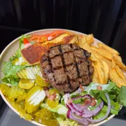 saladas: Salada Crisper - Salada Padrão (Ingredientes: Alface Americana, Folhas de Rucula, Rodelas de Tomate, Cebola Roxa, Picles, molho ceaser, bacon crocante, Hamburguer Angus grelhado, Queijos coalho selado, batata crisper)
