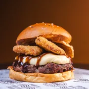 Hambúrguer: Bacon Crispy - Hambúrguer (Ingredientes: Pão brioche com gergelim, Hambúrguer Angus 160g, Catupiry, Barbecue Artesanal, Bacon Crispy)