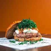 Hambúrguer: Bacouve - Hambúrguer (Ingredientes: Pão Australiano, Hambúrguer Angus 160g, Cream Cheese, Bacon em Cubos, Couve Crispy)