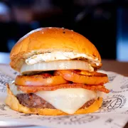 Hambúrguer: Chimiburguer - Hambúrguer (Ingredientes: Pão brioche com gergelim, Hambúrguer Angus 160g, Mussarela, Tomate grelhado, Cebola grelhada, Bacon em tiras, Maionese de chimichurri)