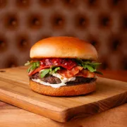 Burgers: Bacon Tropical - Burgers (Ingredientes: Pão Brioche, Burger Angus 160g, Fatia de Bacon, Queijo branco Monterey, Geléia de Pimenta, Rúcula,  Maionese Da Casa, Acompanha Fritas)