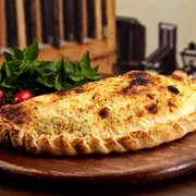 Salgados: Camarão Premium - Calzone Meia Lua - 22cm (Ingredientes: Massa Artesanal, Camarões Selecionados, Queijo Mussarela, Orégano, Catupiry)