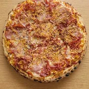 Especiais: Moda da Casa - Pizza Grande (Ingredientes: Alho Crocante, Bacon, Molho, Parmesão, Pimenta Calabresa, Azeitona, Calabresa Ralada, Catupiry, Frango Desfiado, Muçarela, Orégano)