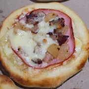Esfirras Especiais: Califórnia - Queijo Mussarela, Peito de Peru, Bacon e Abacaxi em cubo em caldas.