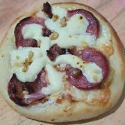 Esfirras Especiais: Calabresa Suprema - Queijo Mussarela, Calabresa, Bacon, Creme Cheese e Alho frito.