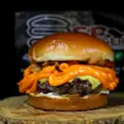 Burguer Artesanal: Capelinha - Burguer Artesanal (Ingredientes: Burger Artesanal de 150g Suculento, Queijo Prato, Toque Generoso de Cheddar Cremoso, Bacon Crocante, Picles, Maionese da Casa, Pão Brioche Dourado e Macio)