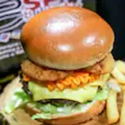 Burguer Artesanal: Capão Redondo - Burguer Artesanal (Ingredientes: Burger Artesanal de 150g, Pão Brioche Dourado, Queijo Prato, Cheddar Cremoso, Crocantes Cebolas Empanadas, Alface Fresco, Picles, Maionese da Casa)