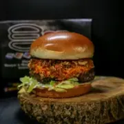 Burguer Artesanal: Jd. Caiçara - Burguer Artesanal (Ingredientes: Pão Brioche, Maionese da Casa, Burguer de 150gr, Queijo Prato, Cebola Crispy, Alface, Picles)