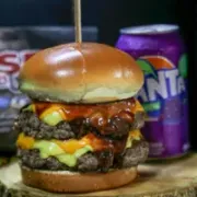 Burguer Artesanal: Pq. Fernanda - Burguer Artesanal (Ingredientes: Pão Brioche, Maionese da Casa, 2 Burguer de 150gr, Cheddar Fatiado, Tomate, Molho Barbecue, Picles)