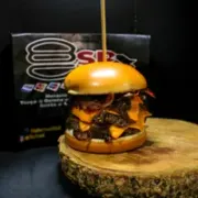 Burguer Artesanal: Smash Duplo - Burguer Artesanal (Ingredientes: Pão Brioche, Maionese da Casa, 2 Burguer de 70gr, Cheddar Fatiado, Cebola Caramelizada, Picles, Bacon)
