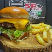 Burguer Artesanal: Valo Velho - Burguer Artesanal (Ingredientes: Pão Brioche, Maionese da Casa, Burguer de 150gr, Queijo Prato, Picles, Alface, Tomate)
