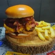 Burguer Artesanal: Vila Fundão - Burguer Artesanal (Ingredientes: Pão Brioche, Maionese da Casa, Burguer de 150gr, Queijo Prato, Cebola Empanada, Bacon, Molho Barbecue, Picles)