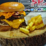 Burguer Artesanal: Rib Burguer II - Burguer Artesanal (Ingredientes: Pão Brioche, Maionese da Casa, Burger de Costela 200gr, Americancheese, Cebola Caramelizada, Cheddar Cremoso, Bacon, Picles)