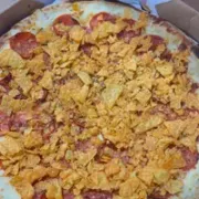 Tradicionais: Peperito - Pizza Grande (Ingredientes: Molho de Tomate, Cheddar da Catupiry, Requeijão Catupiry, Peperone, Doritos, Mussarela)