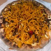 Tradicionais: Costelão SP - Pizza Grande (Ingredientes: Costela Desfiada, Mussarela, Catupiry, Cebola Crispy, Barbecue, Pimenta Biquinho)