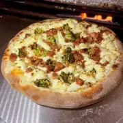 Tradicionais: Brócolis Esp - Pizza Grande (Ingredientes: Molho de Tomate, Peito de Peru Fatiado, Brócolis, Catupiry, Bacon, Alho Frito)