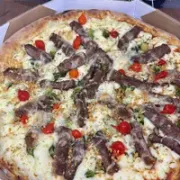 Tradicionais: Chefe e Chefe - Pizza Grande (Ingredientes: Molho de Tomate, Brócolis, Requeijão Catupiry, Picanha Fatiada, Alho Frito, Pimenta Biquinho)