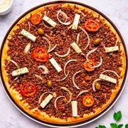 Especiais: A Sertaneja - Pizza Grande (Ingredientes: Molho de Tomate Artesanal, Carne de Sol, Queijo Coalho, Queijo Mussarela, Tomate, Cebolas, Azeitonas, Orégano)