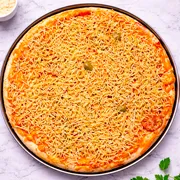 Tradicionais: Batata Palha - Pizza Grande (Ingredientes: Molho de Tomate Artesanal, Batatinha Palha, Queijo Cheddar, Queijo Mussarela, Tomate, Cebolas, Azeitonas, Orégano)