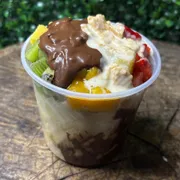Salada de Fruta: Salada ChocoMix Duo 500ml - Copo de Salada de Frutas (Ingredientes: ChocoWaffer Branco + ChocoWaffer Preto, Mínimo 5 opções de frutas)