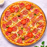 Tradicionais: Calabresa Cheddar - Pizza Grande (Ingredientes: Molho de Tomate Artesanal, Calabresa, Queijo Mussarela, Queijo Cheddar, Tomate, Cebolas, Orégano)