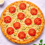 Tradicionais: Alho Frito - Pizza Grande (Ingredientes: Molho de Tomate Artesanal, Alho Frito, Parmesão, Azeite, Queijo Mussarela, Tomate, Cebolas, Azeitonas, Orégano)