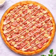 Gourmet: 13 Piratas - Pizza Grande (Ingredientes: Molho de Tomate Artesanal, Lombinho, Calabresa, Presunto, Cream Cheese, Queijo Mussarela, Tomate, Cebolas, Azeitonas, Orégano)