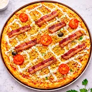Especiais: Martinique - Pizza Grande (Ingredientes: Molho de Tomate Artesanal, Frango, Bacon, Cream Cheese, Queijo Mussarela, Tomate, Cebolas, Azeitonas, Orégano)
