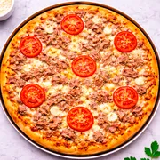 Especiais: Anne Bonny - Pizza Grande (Ingredientes: Molho de Tomate Artesanal, Atum, Alho, Parmesão, Azeite, Queijo Mussarela, Tomate, Cebolas, Azeitonas, Orégano)