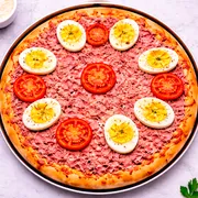 Tradicionais: Portuguesa - Pizza Grande (Ingredientes: Molho de Tomate Artesanal, Presunto, Bello Ovos, Queijo Mussarela, Tomate, Cebolas, Azeitonas, Orégano)