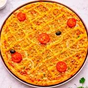 Tradicionais: Frango Cheddar - Pizza Grande (Ingredientes: Molho de Tomate Artesanal, Frango, Queijo Mussarela, Queijo Cheddar, Tomate, Orégano, Cebolas)