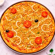 Tradicionais: Frango - Pizza Grande (Ingredientes: Molho de Tomate Artesanal, Peito de Frango Desfiado, Queijo Mussarela, Tomate, Cebolas, Azeitonas, Orégano)