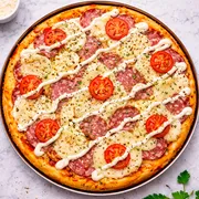 Especiais: Arcabuz - Pizza Grande (Ingredientes: Molho de Tomate Artesanal, Salame, Provolone, Geleia de Pimenta, Cream Cheese, Queijo Mussarela, Tomate, Cebolas, Azeitonas, Orégano)