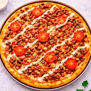 Especiais: Fuerte Ventura - Pizza Grande (Ingredientes: Molho de Tomate Artesanal, Carne de Sol, Bacon, Cream Cheese, Queijo Mussarela, Tomate, Cebolas, Azeitonas, Orégano)